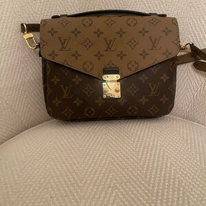 Louis Vuitton reverse monogram. Excellent condition always authentic.